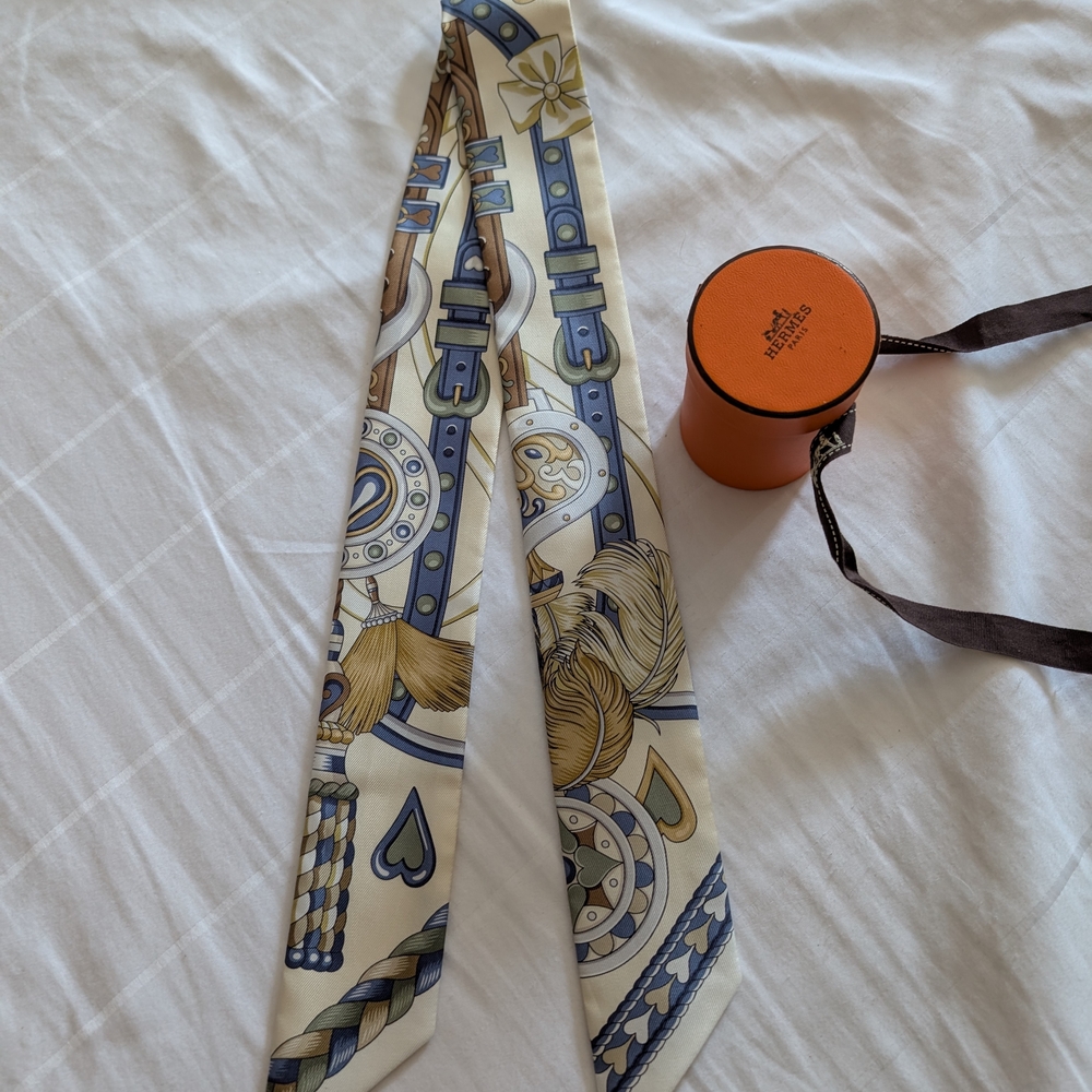 Hermès “Harnais de Cœur” Twilly – Crème / Bleu Jean / Vert – BNWT